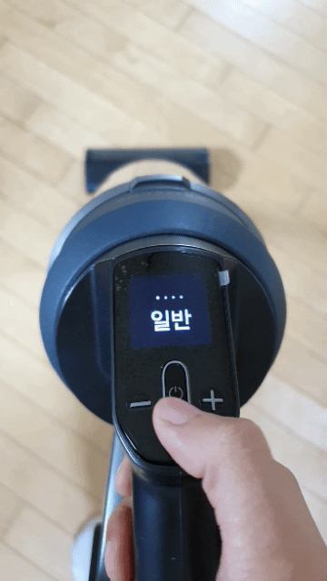 삼성 비스포크 제트는 LCD창을 통해 청소 가능 시간을 알려준다. (사진=지디넷코리아)