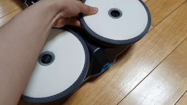 삼성 비스포크 제트에 일회용 물걸레 청소포를 장착한 모습. (사진=지디넷코리아)