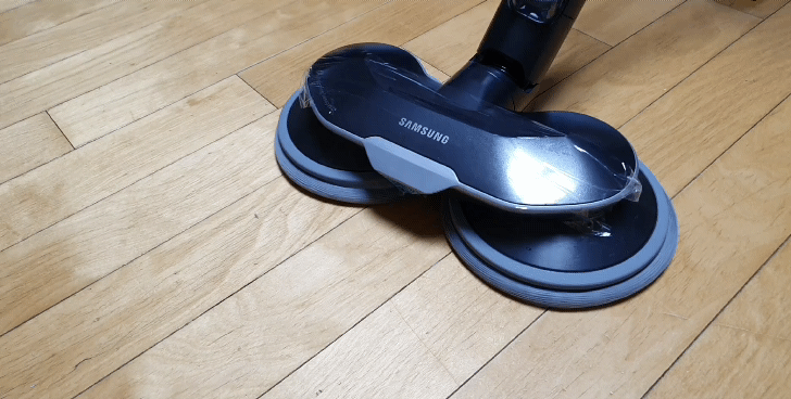 삼성 비스포크 제트에 다회용포 물걸레를 장착한 후, 물 분사를 해 청소하는 모습. (사진=지디넷코리아)