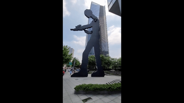 망치질하는 사람 - 해머링 맨은 35초에 한번씩 망치질을 한다.