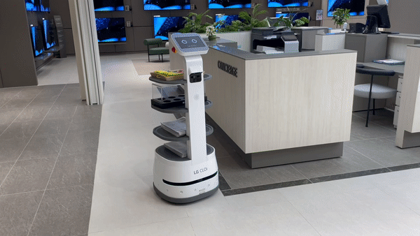 야간 근무 중인 클로이 서빙봇. /사진=백유진 기자 byj@