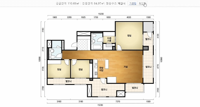 서울시 '우수디자인 공동주택'으로 선정된 강남의 한 아파트 전용 84㎡ 평면 기본형과 확장형. 이 아파트는 발코니 규제를 적용받지 않아 발코니 확장 시 실사용 면적을 더 넓게 쓸 수 있다./네이버부동산 캡처