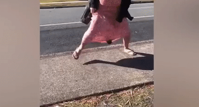 호주에서 주머니쥐 한 마리가 자신을 구해준 여성의 치마 속으로 뛰어 들었다. (틱톡 갈무리) © 뉴스1