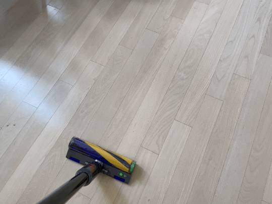 지난 5일 낮 다이슨 V15 디텍트를 작동시킨 모습. 레이저가 켜지자 잘 보이지 않던 소금이 모습을 드러냈다. 어두운 곳이 아닌 채광 상태에서도 이물질을 비추는 모습을 확인할 수 있다.(사진=신중섭 기자)