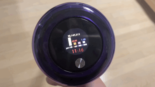 청소기 작동 시 피조센서를 통해 측정된 먼지의 양과 크기가 LCD화면을 통해 실시간 표시되고 있다. 막대그래프 위 숫자가 바뀌는 것을 확인할 수 있다. (사진=신중섭 기자)