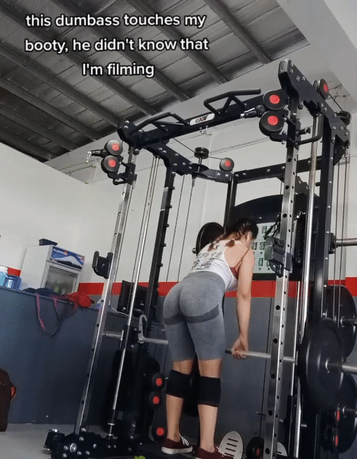 필리핀의 한 헬스장에서 운동 중인 여성 회원의 엉덩이를 만지며 성추행한 트레이너의 모습이 포착됐다. /사진='fernvillaceran' 틱톡 영상 캡처