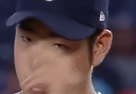 ▲ 2019년 5월 뉴욕 양키스와의 경기에서 모자 챙에 미리 묻혀둔 파인타르로 추정되는 물질을 엄지로 훑는 기쿠치 유세이(사진=MLB.com)