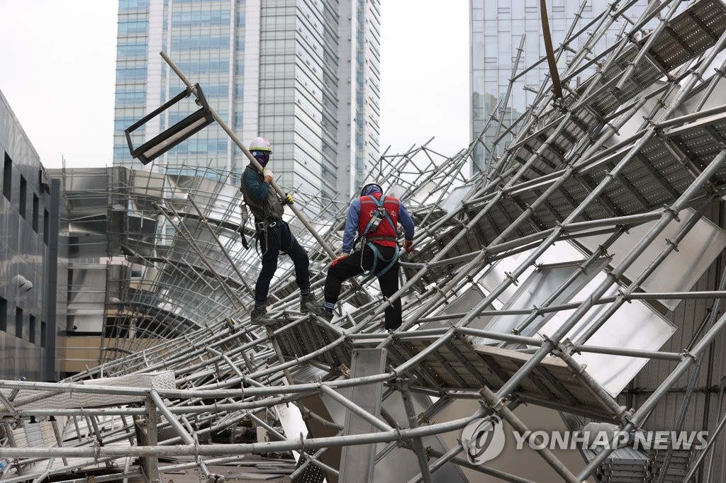 공사 구조물 붕괴·가림막 기우뚱..서울 잇단 강풍 피해(종합) 공사 구조물 붕괴·가림막 기우뚱..서울 잇단 강풍 피해(종합)
