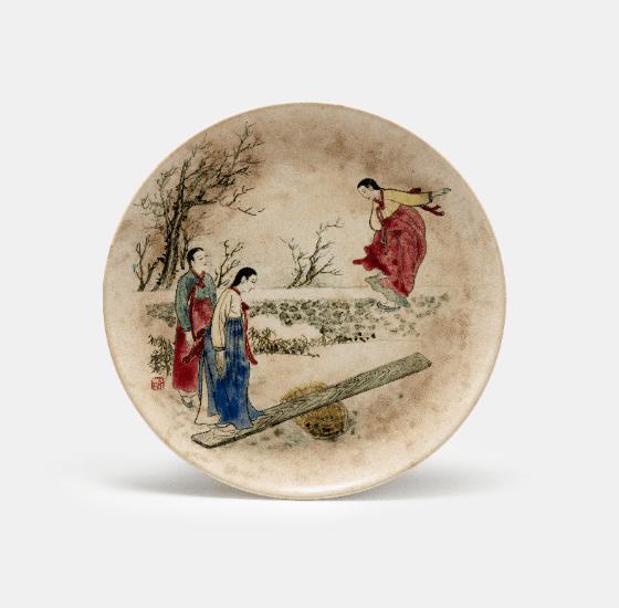 국립민속박물관 특별전 ‘부산, 바다와 뭍의 나들목’에 선보인 피란 시기 대한도기의 풍속화 접시들.