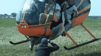 러시아의 한 유명 유튜버가 헬리콥터 바닥에 테이프로 사람의 몸을 묶은 뒤 비행하는 실험 영상을 공개했다. 출처 유튜브