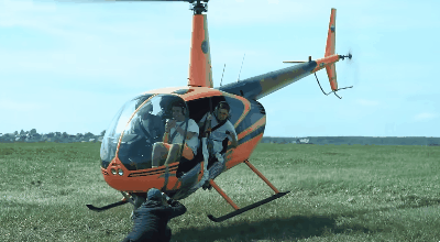 러시아의 한 유명 유튜버가 헬리콥터 바닥에 테이프로 사람의 몸을 묶은 뒤 비행하는 실험 영상을 공개했다. 출처 유튜브