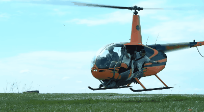 유튜버가 헬리콥터 바닥에 테이프로 사람의 몸을 묶고 비행을 마친 뒤 즐거워하고 있다. 출처 유튜브