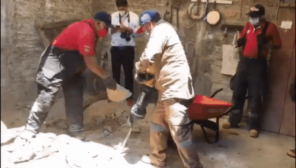 멕시코 수사당국이 연쇄살인 용의자 안드레스(72)의 자택에서 희생자들의 것으로 추정되는 뼛조각들을 발굴하고 있다. 멕시코 법무부 제공