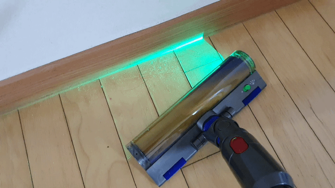 다이슨 V15 디텍트에 레이저 슬림 플러피 클리너 헤드 툴을 사용하면 육안으로는 잘 보이지 않는 먼지까지 보여 쉽게 청소할 수 있다. (사진=지디넷코리아)