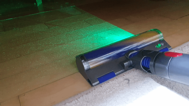 레이저 슬림 플러피 클리너 헤드 툴을 사용하면 침대 밑 등 어두운 곳에서도 먼지를 쉽게 보고 청소할 수 있다. (사진=지디넷코리아)