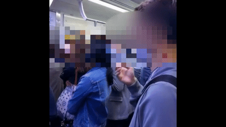 한 남성이 지하철 전동차 내부에서 흡연을 하고 있다. (유튜브 갈무리) © 뉴스1