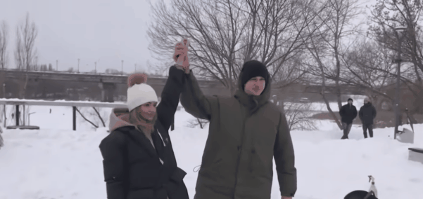 지난 밸런타인데이에 이들은 수갑을 찬 채로 생활하기로 했다. 너무 사랑해 떨어지기 싫다는 이유였다. 출처 유튜브