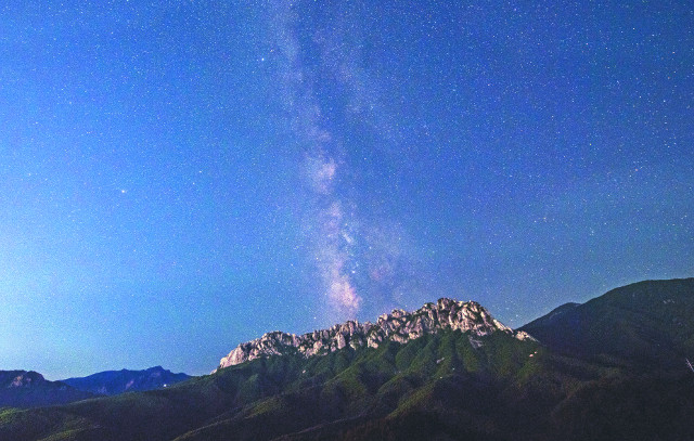 별무리 쏟아지는 울산바위.. 전설이 흐르고 신비가 쌓인다 | 다음뉴스 별무리 쏟아지는 울산바위.. 전설이 흐르고 신비가 쌓인다 | 다음뉴스