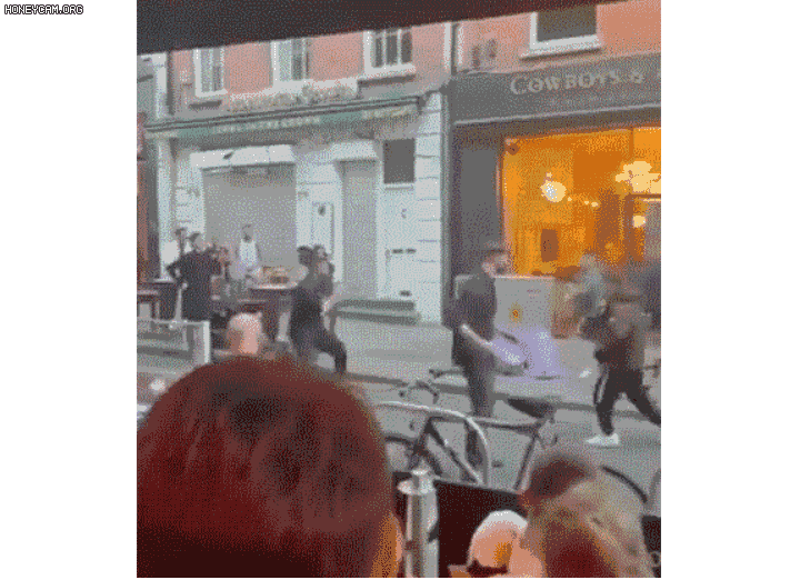 지난 17일 오후 9시 30분쯤(현지 시각) 아일랜드 더블린의 사우스 윌리엄 거리에서 불량배들이 한 임산부를 괴롭혀 한 식당의 직원들이 대신 맞서다 격렬한 몸싸움이 발생했다. 사진 SNS 캡처