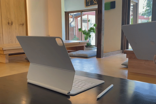 매직 키보드에 부착된 자석이 아이패드 프로를 안정적으로 연결해준다. 애플 펜슬은 아이패드 옆면에 부착하면 자동 충전된다. /사진=백유진 기자 byj@