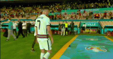 유로 2020 토너먼트 탈락 후 주장 완장을 발로 차는 크리스티아누 호날두(포르투갈). 온라인 커뮤니티 캡처