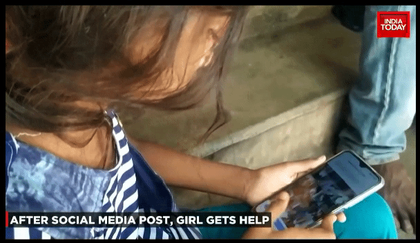 쿠마리가 망고 12개를 팔고 받은 돈으로 산 스마트폰을 들고 기뻐하고 있다. 현지 언론 인디아투데이에 방송된 장면이다.[인디아투데이 트위터 캡처]