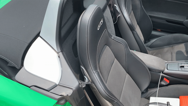 포르쉐 718 박스터 GTS는 시트 뒤에 공간을 마련해 작은 짐을 적재할 수 있도록 설계됐다/사진=이강준 기자