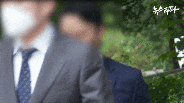 한서은 씨를 수차례 성폭행한 혐의로 재판을 받고 있는 김 모 상사가 군사법원을 나서고 있다.