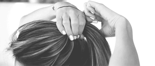 머리끈으로 모발을 장기간 세게 묶어두면 모근에 강한 힘이 가해져 견인성 탈모가 나타날 수 있다. 출처 Giphy
