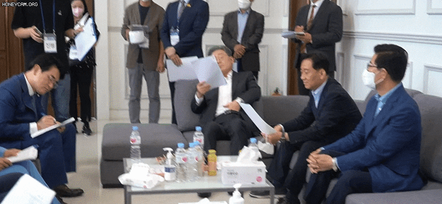 옷매무새를 정리하고 있는 이재명 경기지사./양승조 충남지사 유튜브