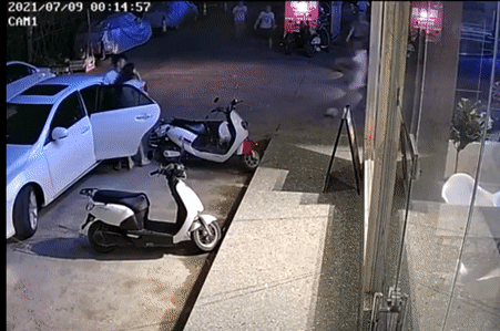 11일 신징바오 등 중국 현지 언론에 따르면 9일 이른 아침 광시 친저우에서 한 여성이 차에서 내린 남성에게 갑자기 끌려갔다. /사진=유튜브 캡처