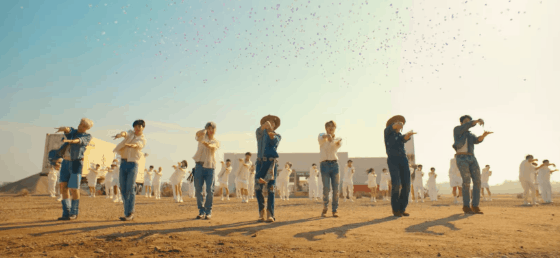 유튜브 조회수 1억 뷰를 넘긴 방탄소년단 ‘퍼미션 투 댄스’ 뮤비. 인천 영종도 을왕산에서 촬영한 장면이다. 사진 빅히트 뮤직