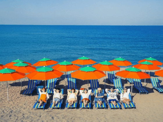 ‘퍼미션 투 댄스’ 화보의 무대는 강원도 삼척 맹방해변이다. 삼척시는 이곳에 BTS 촬영지를 알리는 조형물을 설치할 계획이다. 색색의 파라솔과 선베드, 비치발리볼 네트 등의 소품도 재현한다. 사진 빅히트 뮤직