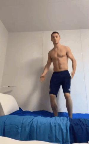 아일랜드 체조 국가대표 리스 매클레너건이 골판지 침대의 내구성을 직접 실험해보고 있다. 리스 매클레너건 트위터 캡처