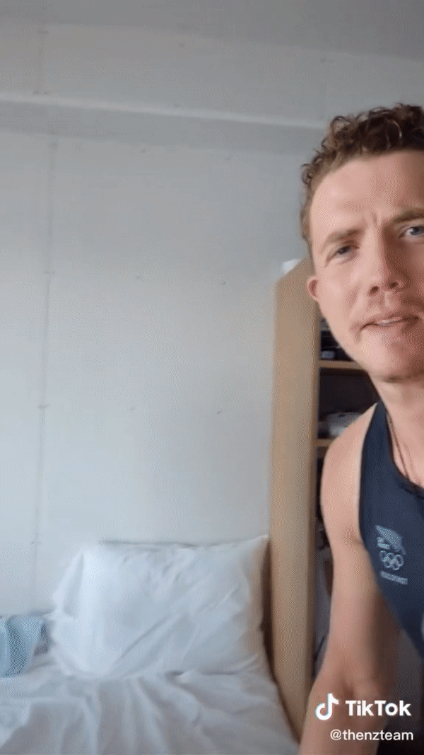 숀 커크햄 선수가 침대에 앉자 침대 프레임이 ‘푹’ 꺼지는 모습. 뉴질랜드 대표팀 공식 SNS.