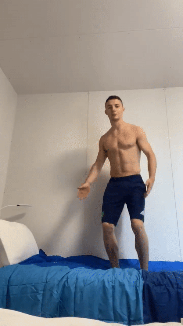 아일랜드 체조 선수 리스 맥클레너건이 숙소 침대에서 직접  뛰는 영상을 올렸다. 리스 맥클레너건 선수 트위터.