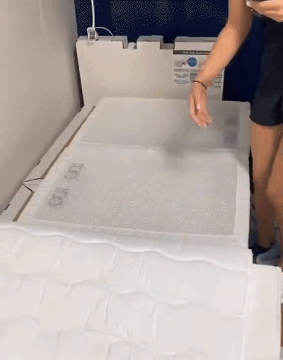 - 뉴질랜드 대표팀이 도쿄올림픽 선수촌 침대 매트리스를 들춰보고 있다.