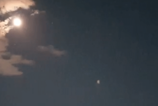 지난 20일 저녁 광주에서 미확인비행물체(UFO)로 추정되는 흰색 물체가 포착됐다. 정체를 알 수 없는 물체가 오른쪽에서 왼쪽으로 이동하고 있다. [독자 제공]