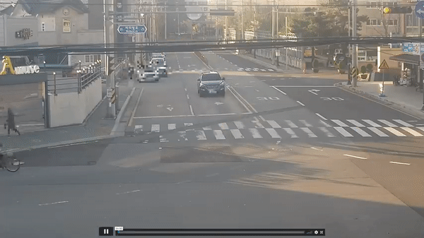 지난 22일 한문철TV에는 비접촉사고인데도 2000만원이 넘는 치료비를 물어줬다며 억울하다는 사연이 담긴 영상이 올라왔다. 영상은 자전거를 타던 할머니가 황색 신호에 넘어오던 차량을 보고 비틀거리다 넘어진 모습. /영상=유튜브 캡처