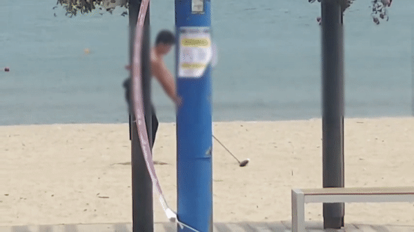온라인 커뮤니티 '보배드림'에 한 남성이 해수욕장에서 골프를 치는 모습이 담긴 영상이 올라왔다. 영상은 남성이 해수욕장에서 골프를 치는 모습. /영상=보배드림