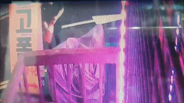 지난 2일 새벽 1시 30분쯤 인천 계산동의 한 중고 휴대전화 매장에 절도범이 침입하기 위해 시도하는 장면. 〈영상=기자 직접 촬영〉