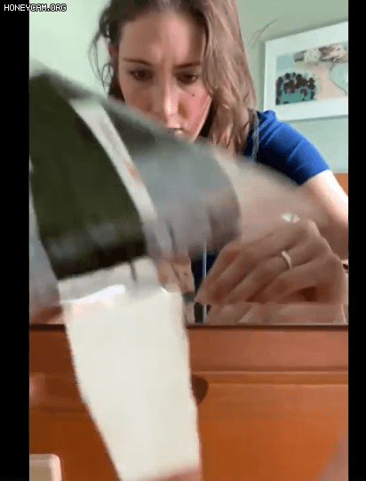 캐나다 기자가 일본 편의점에서 구입한 삼각김밥을 뜯다 난감해하고 있다. [트위터 캡처]