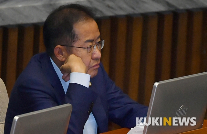 갈팡질팡 이미지