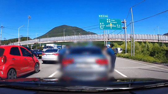 지난 5일 오후 경남 양산시에서 정성학 양산경찰서장 일행이 한 운전자의 음주운전을 의심해 운전석 창문을 두드렸지만, 해당 차량은 그대로 도주했다. [영상 경남경찰청]