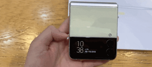 전작보다 넓어진 커버 디스플레이로 접은 상태에서도 일부 기능이 사용 가능했다. 사진은 '갤럭시Z플립3' 크림 색상 모습. /한예주 기자