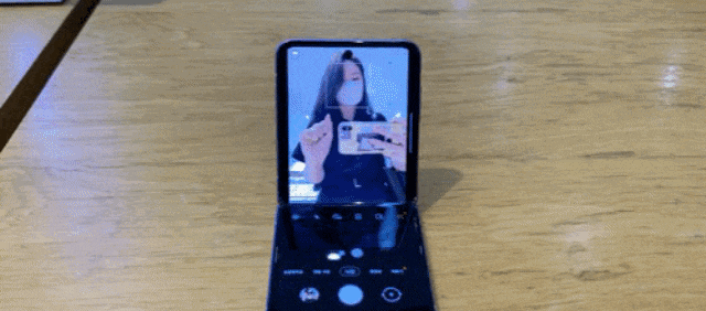 '갤럭시Z플립3'은 접은 상태에서도 사용자가 원하는 다양한 각도로 셀피를 찍을 수 있었다. 90도로 접은 뒤 책상에 핸드폰을 놓고 손을 펼치면 자동 촬영도 가능하다. /한예주 기자