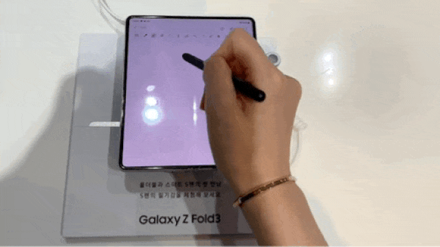 '갤럭시Z폴드3'의 S펜을 직접 사용해보니 끊기는 느낌 없이 부드럽고 빠르게 필기됐다. /한예주 기자