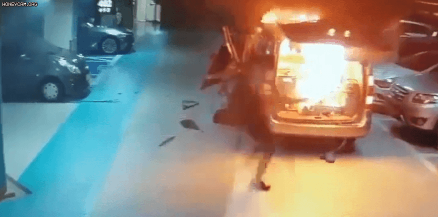 11일 충남 천안 불당동의 한 아파트 지하주차장에 세워진 출장 세차 승합차가 불에 타는 모습/온라인 커뮤니티 '보배드림'