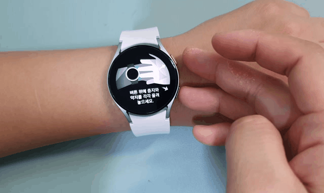 삼성전자 스마트워치 ‘갤럭시워치4’로 체성분을 측정하는 모습.ⓒ데일리안 김은경 기자