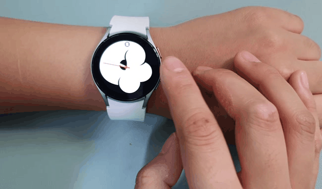 삼성전자 스마트워치 ‘갤럭시워치4’. 물리 베젤링 없이도 부드럽게 화면이 돌아간다.ⓒ데일리안 김은경 기자